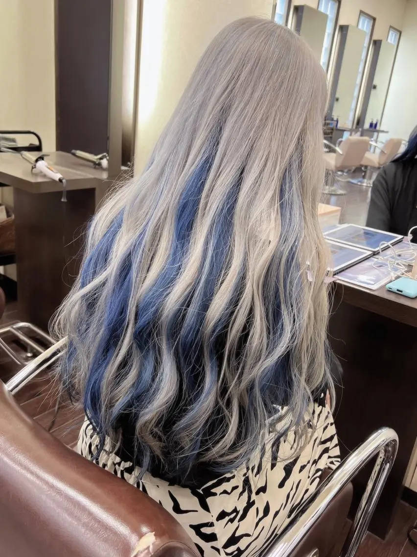 ロング カラー ブリーチ ブルーカラー インナーカラー シルバー ホワイトシルバー ヘアカラー 具志 正太のヘアスタイル