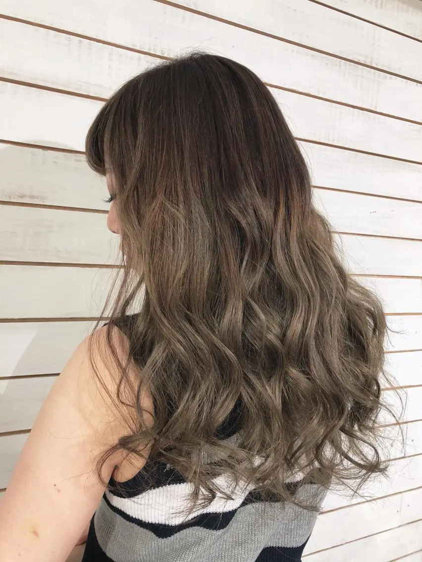 セミロング カラー ヘアアレンジ グラデーションカラー グレージュ ヘアカラー 🦋美髪／エクステ 🦋アベイクミのヘアスタイル