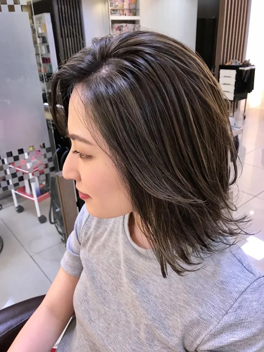 ミディアム ハイライト かきあげバング カット ヘアカラー トリートメント 髪質改善縮毛矯正/暖 色カラー/ウエダカナのヘアスタイル