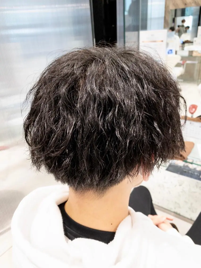 パーマ メンズ メンズパーマ メンズツイストパーマ ツイストパーマ ハイトーンカラー✨️ 艶カラー特化Amiのヘアスタイル