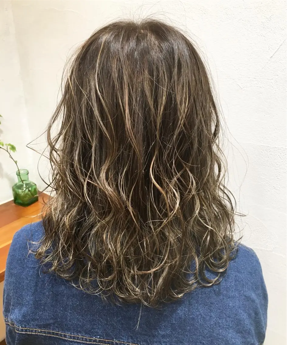 ミディアム カラー アッシュ ベージュカラー ハイライトカラー ハイライト 360°キレイな ショートカットのヘアスタイル