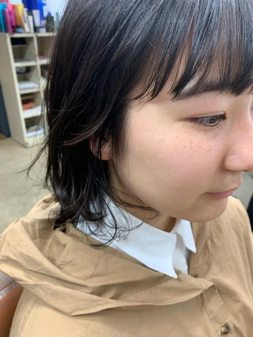 ミディアム 相田 優子のヘアスタイル