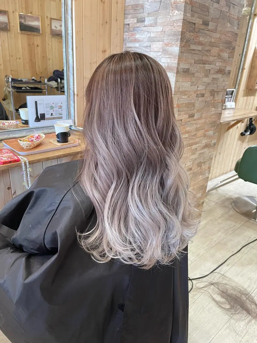 ロング レイヤーカット カット ヘアカラー ハイトーン belle ナホのヘアスタイル