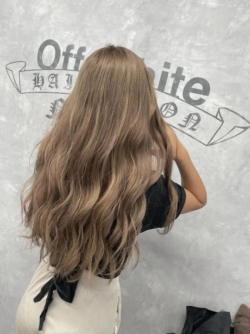 ロング カラー ベージュカラー ハイトーンカラー イルミナカラー ミルクティーベージュ カット ヘアカラー トリートメント 福西 洋斗のヘアスタイル