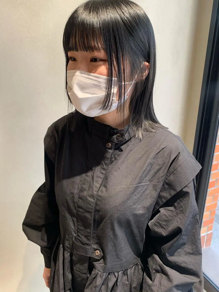 ミディアム カラー 黒髪 ブルーカラー ブルーブラック 透明感カラー ベージュ🤎透明感 カラー🤎anriのヘアスタイル