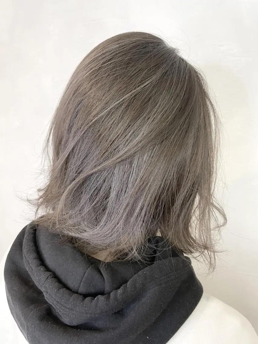 ミディアム カラー グレージュ ハイライトカラー ハイライト 外ハネヘア ANGELICA LABO 梅田店のヘアスタイル