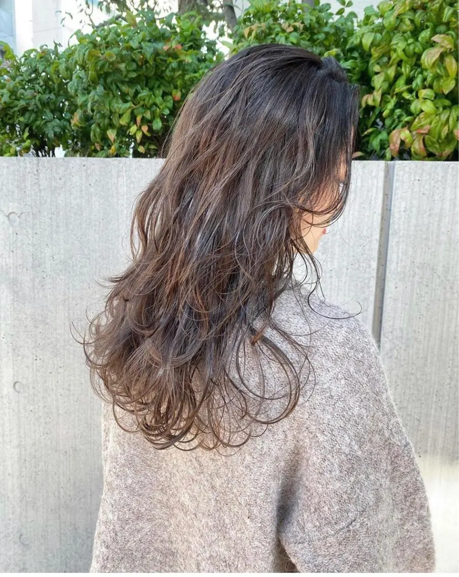 ミディアム レイヤーカット 似合わせカット 小林愛奈のヘアスタイル