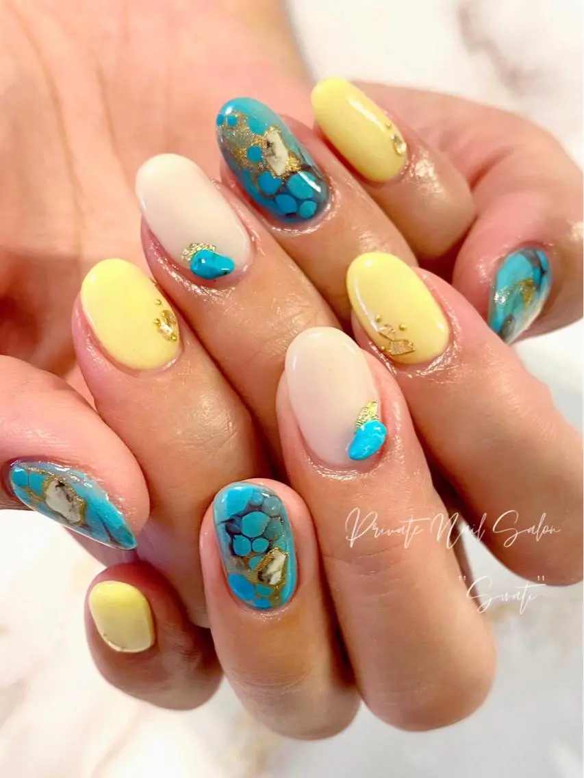ネイル アートネイル ニュアンスネイル オフィスネイル 夏ネイル 黄色 yuko (ネイリスト)のネイルデザイン
