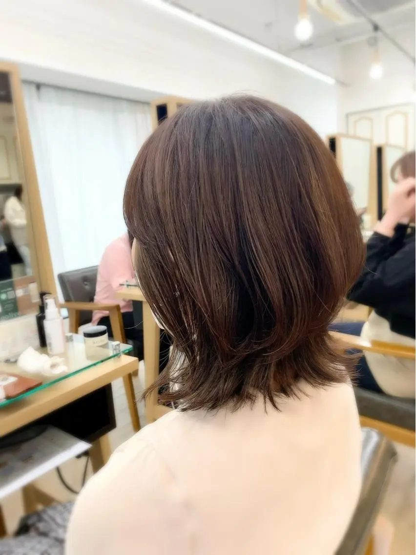 ミディアム カラー パーマ ヘアアレンジ メンズ キッズ ネイル マツエク・マツパ アイブロウ レイヤーカット/ 巻ける縮毛矯正のヘアスタイル