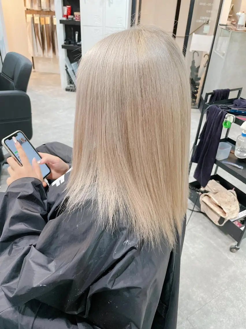 ミディアム カラー グレージュ カット ヘアカラー トリートメント ヘアセット 難波ブリーチカラー 伊藤洋輝のヘアスタイル