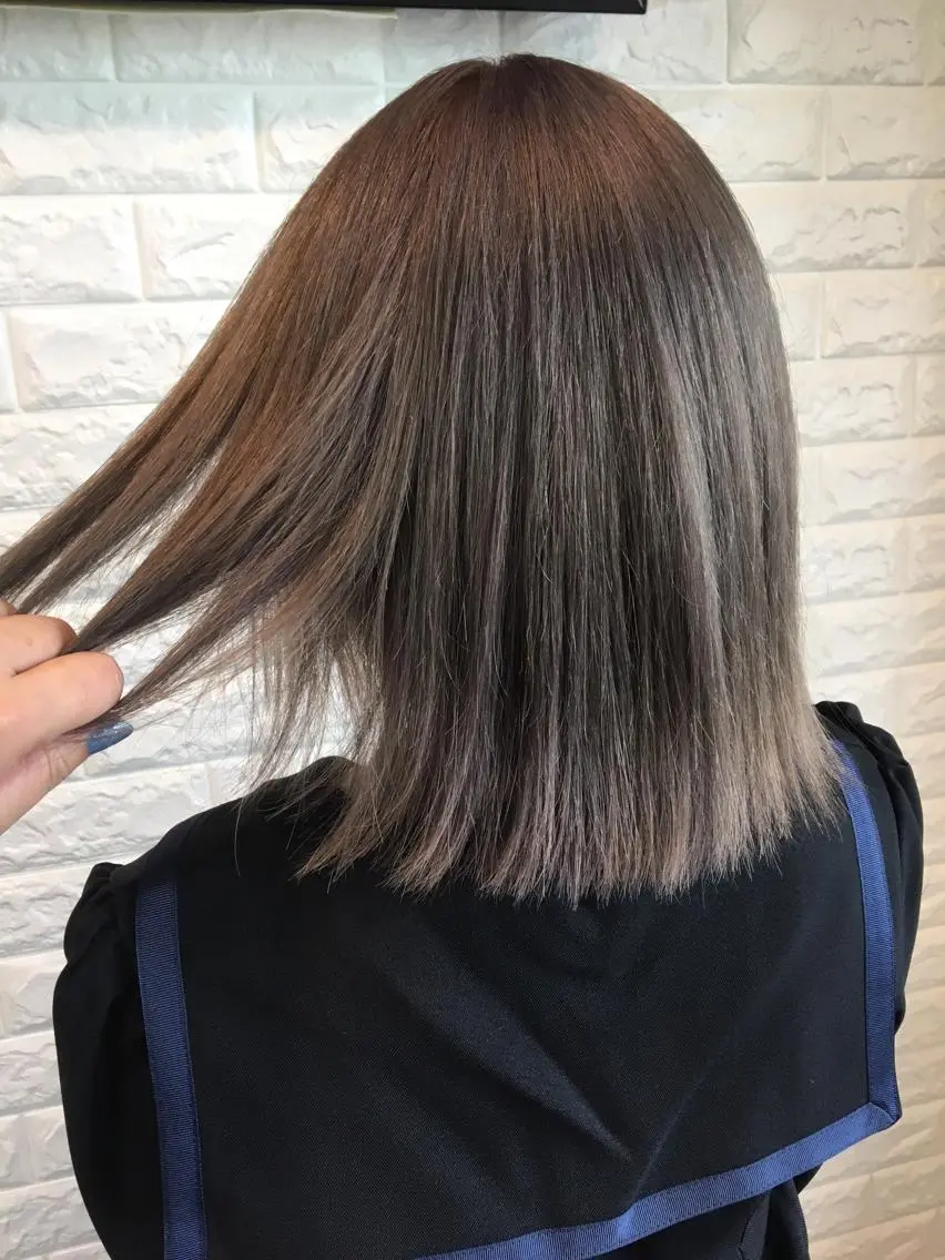 ミディアム カラー グレージュ 西本 夏美のヘアスタイル