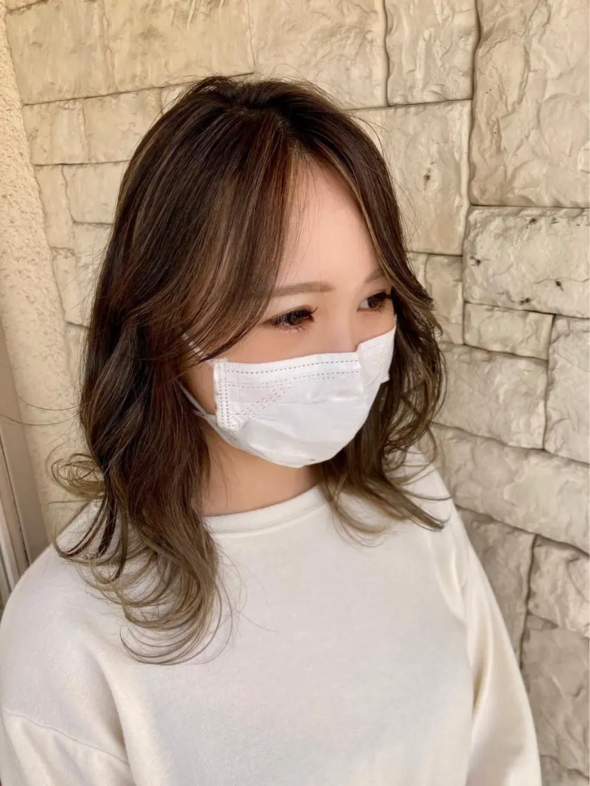 セミロング ハイライト カット ヘアカラー 井上 真利のヘアスタイル