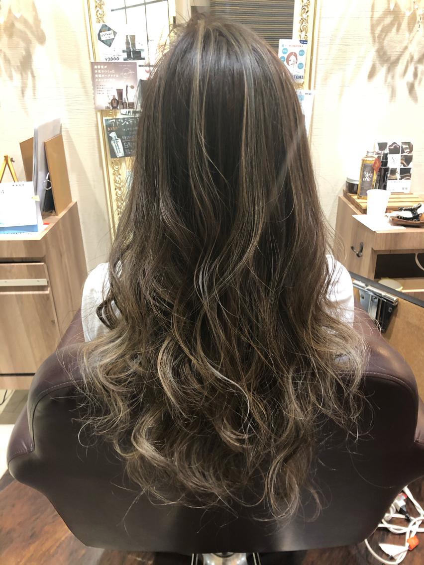 ロング ヘアカラー 岸川 恭子のヘアスタイル