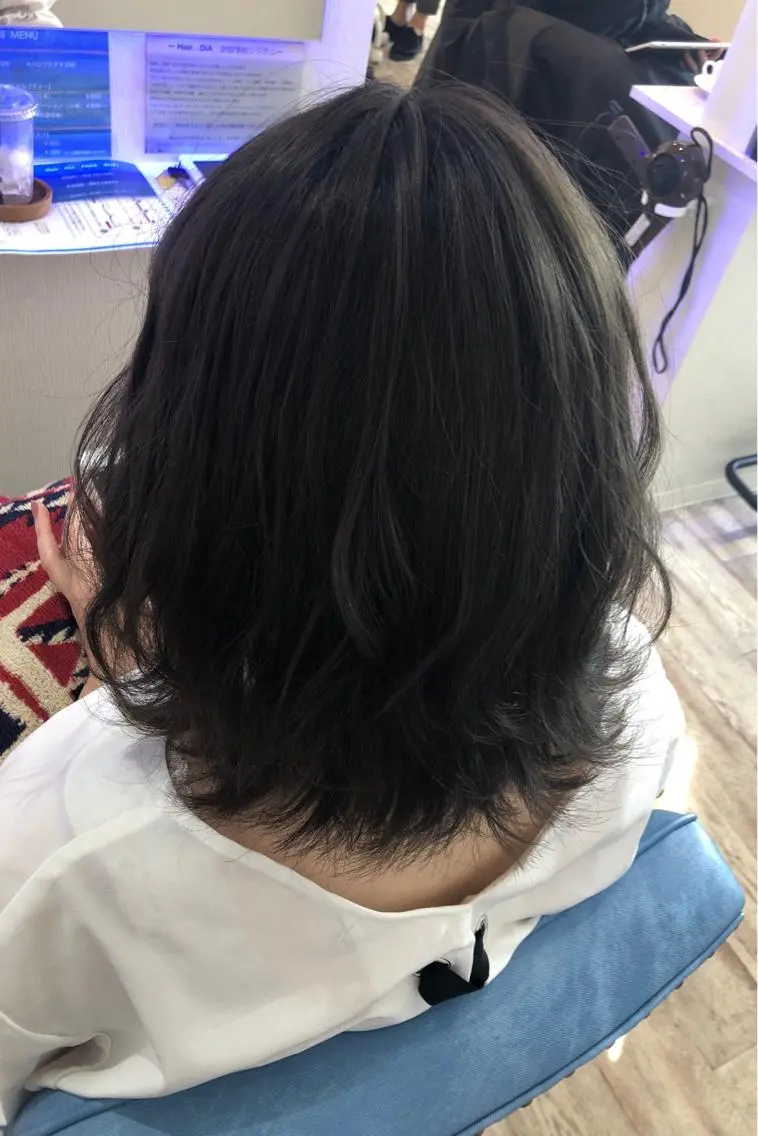 ミディアム カラー ブリーチ ダークグレー 白井 つづりのヘアスタイル
