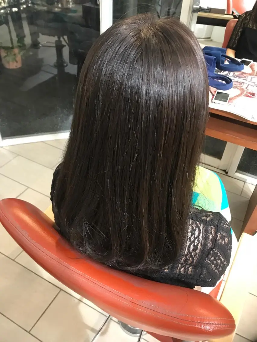 セミロング カラー グレージュ 小栗 麻衣のヘアスタイル