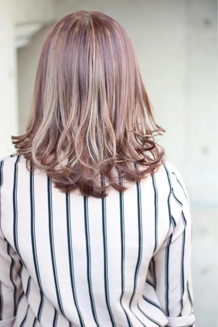 セミロング カラー パーマ アッシュ ハイライトカラー ラベンダーカラー ラベンダーアッシュ ハイライト 成松 勇治のヘアスタイル