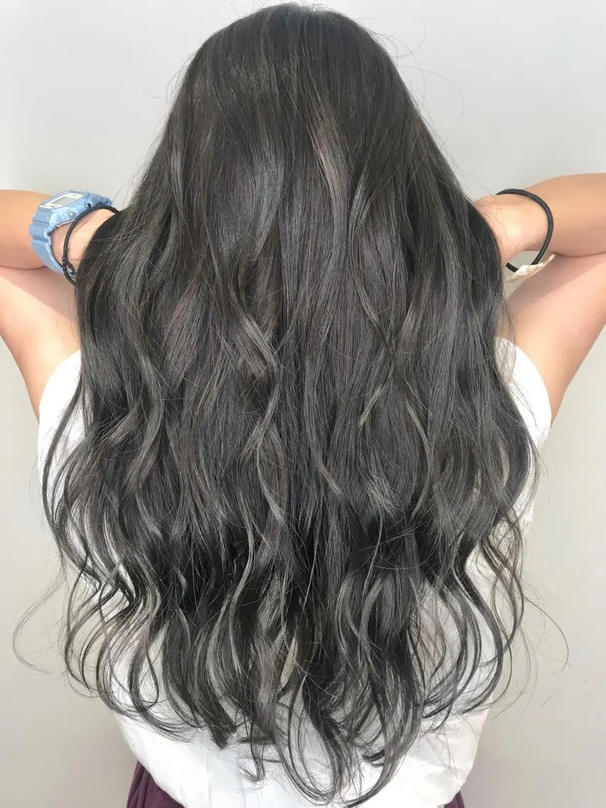 ロング カラー グレージュ ハイライトカラー ハイライト 森本 笑のヘアスタイル