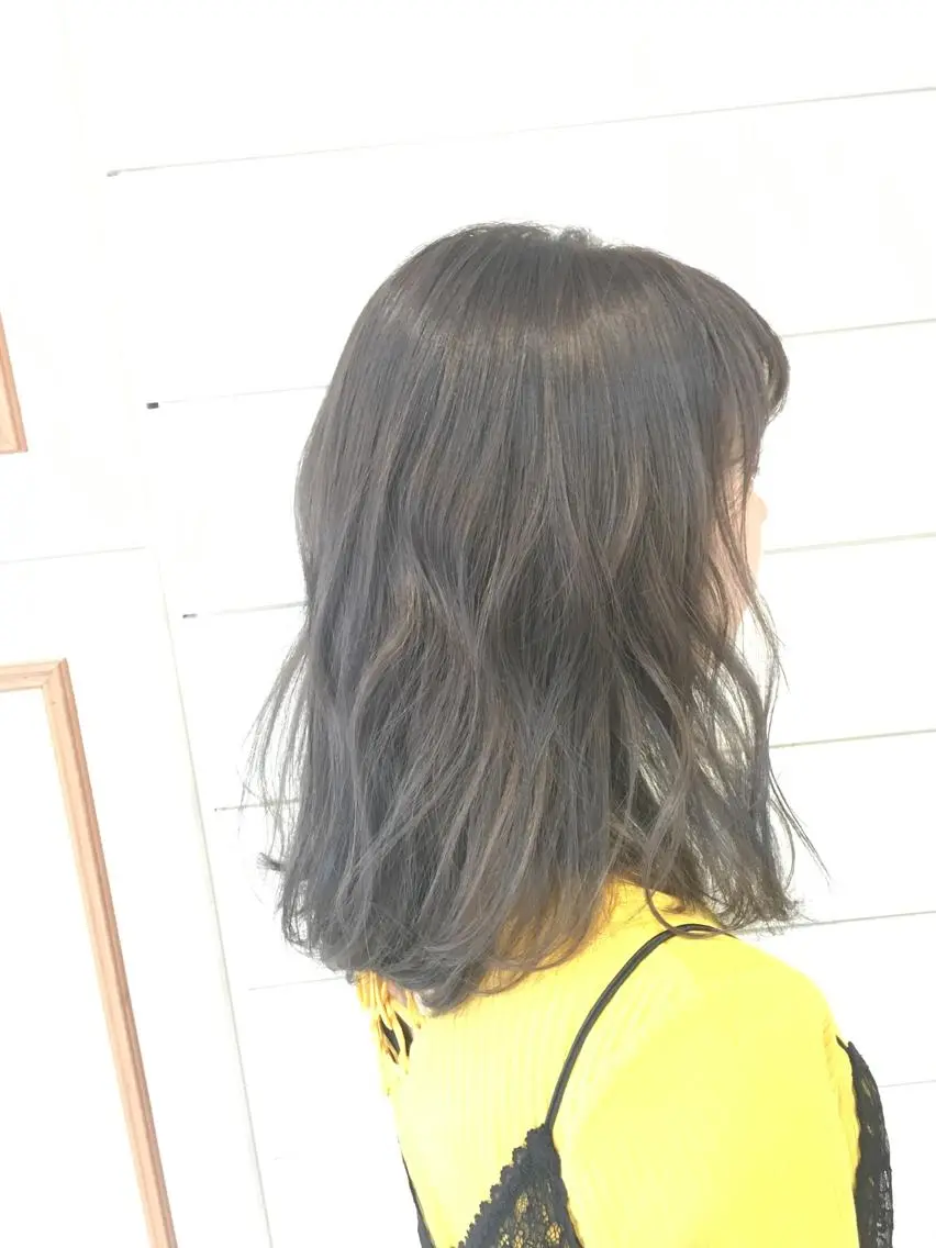 セミロング カラー アッシュ アッシュグレー ダークアッシュ 鍵山 千秋のヘアスタイル