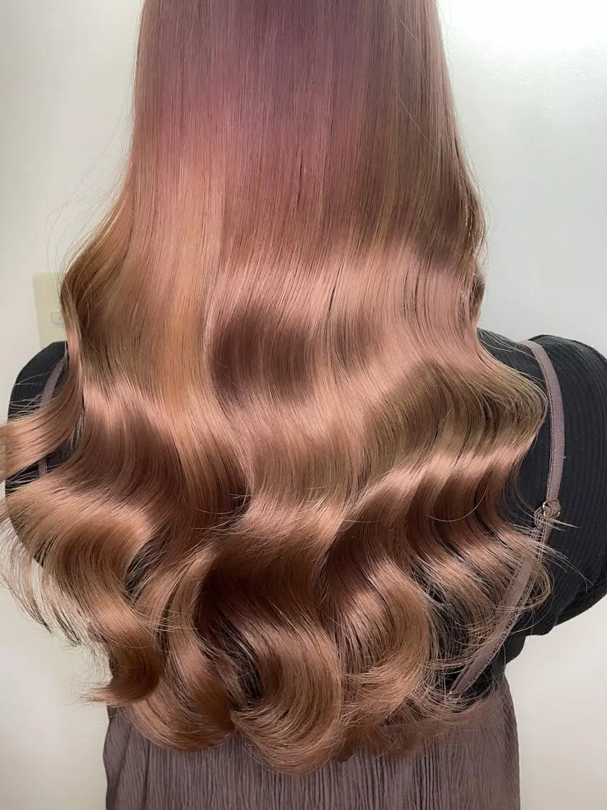 セミロング セミロングパーマ ラベンダーベージュ くびれヘア 外国人風カラー ハイライト ヘアカラー トリートメント 隠れ家美容室 RAW TOKYO 【公式】のヘアスタイル