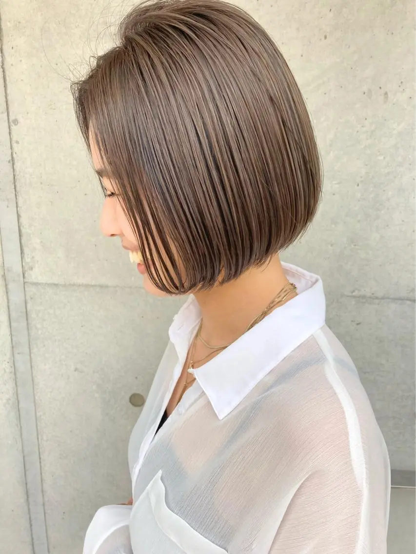 ミディアム カラー グレージュ ボブ 顔まわりレイヤー デザインカットのヘアスタイル