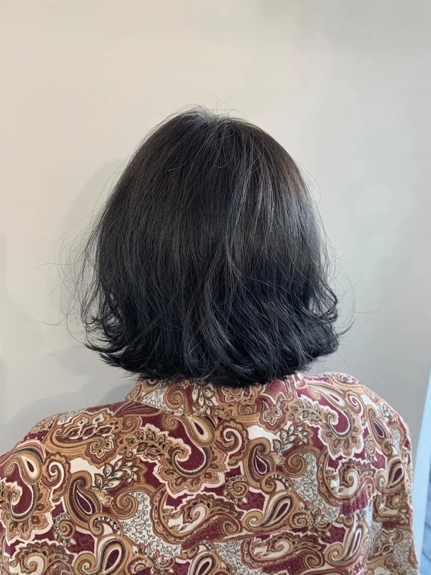 ミディアム カラー パーマ ヘアアレンジ ネイビーカラー ボブ 加藤 綾華のヘアスタイル