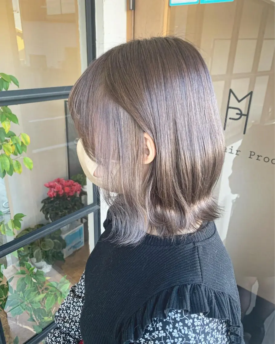 ミディアム カラー ベージュカラー ブリーチ イヤリングカラー グレージュ ヘアカラー トリートメント 井上 花音のヘアスタイル