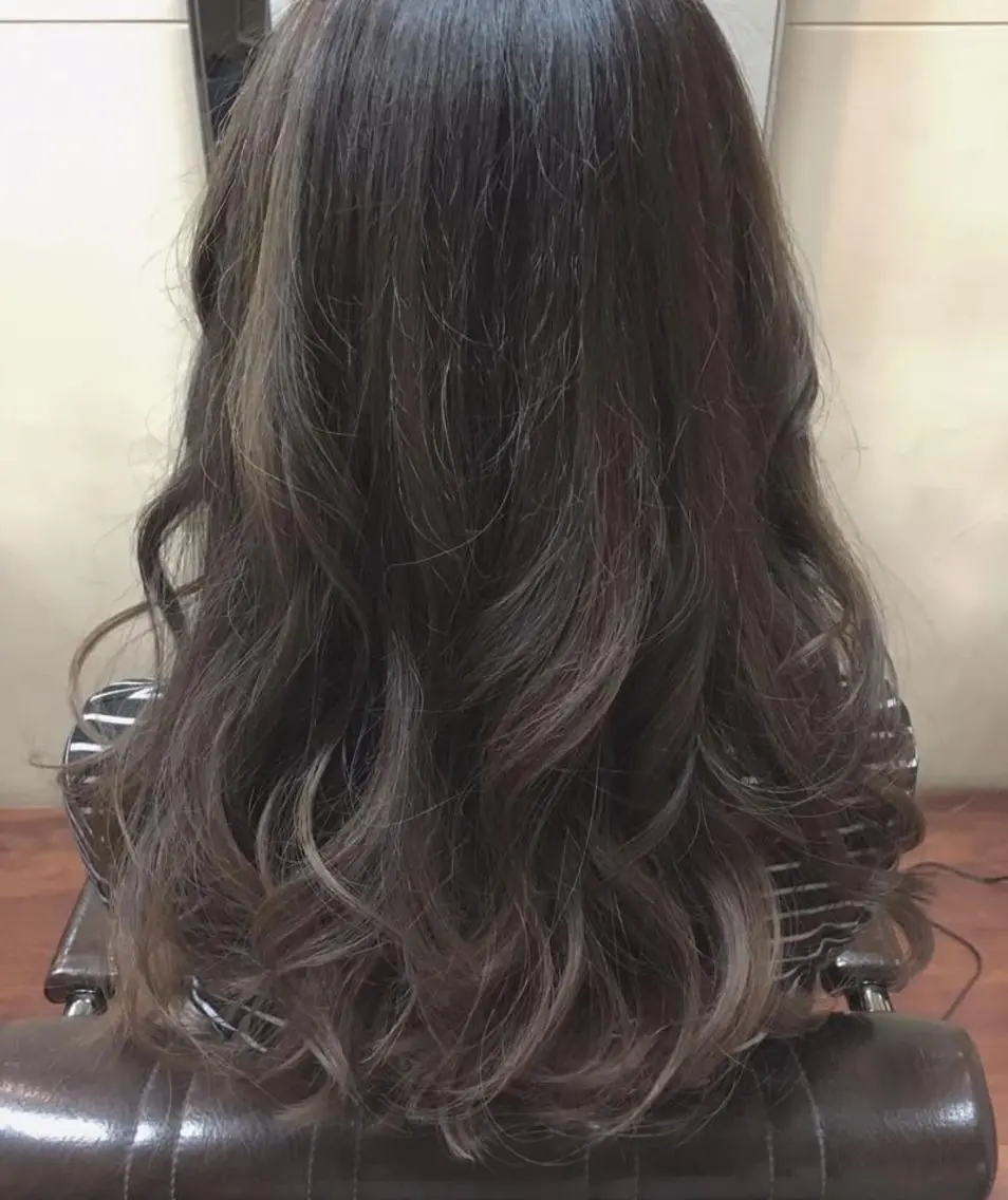セミロング ロング カラー パーマ ブリーチ 透明感カラー ハイライトカラー 外国人風カラー ハイライト 推し活専用 【派手髪】飯野ゆかりのヘアスタイル
