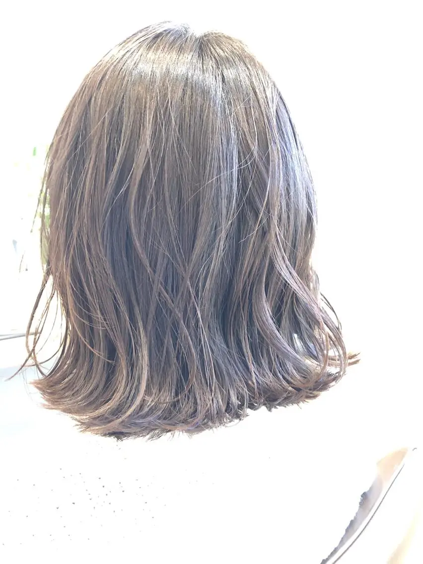 ミディアム 白髪ぼかしハイライト 💫ミネ　ヒロシのヘアスタイル