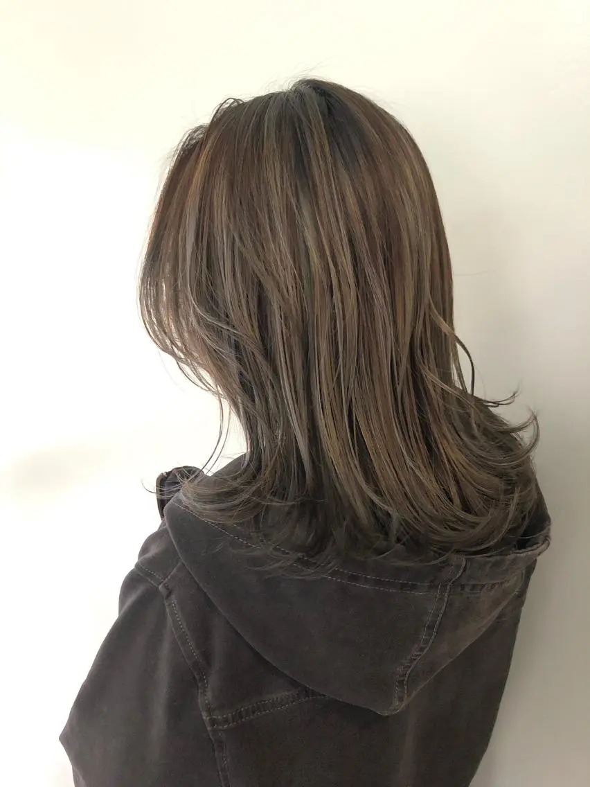 ミディアム カラー グレージュ ハイライトカラー ハイライト ベイリコルド　アトリ 店長　宮城一真のヘアスタイル