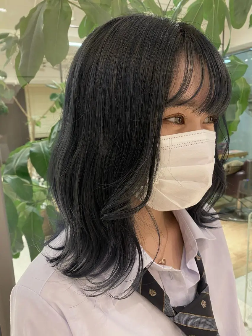 セミロング カラー 黒髪 ブルーカラー ブルーブラック 🐩透明感ミルクティ ーピンクニイナ🐩のヘアスタイル