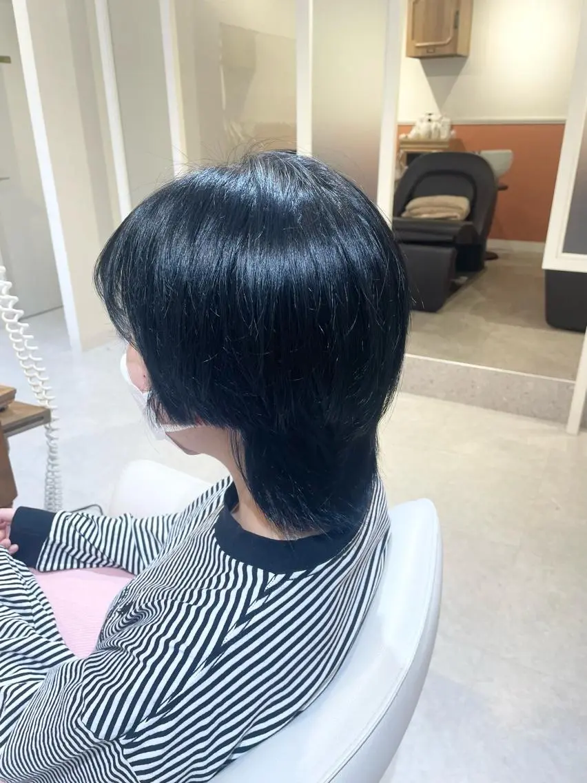 カラー 黒髪 ブルーカラー ブルーブラック ヘアカラー 和田 真依のヘアスタイル