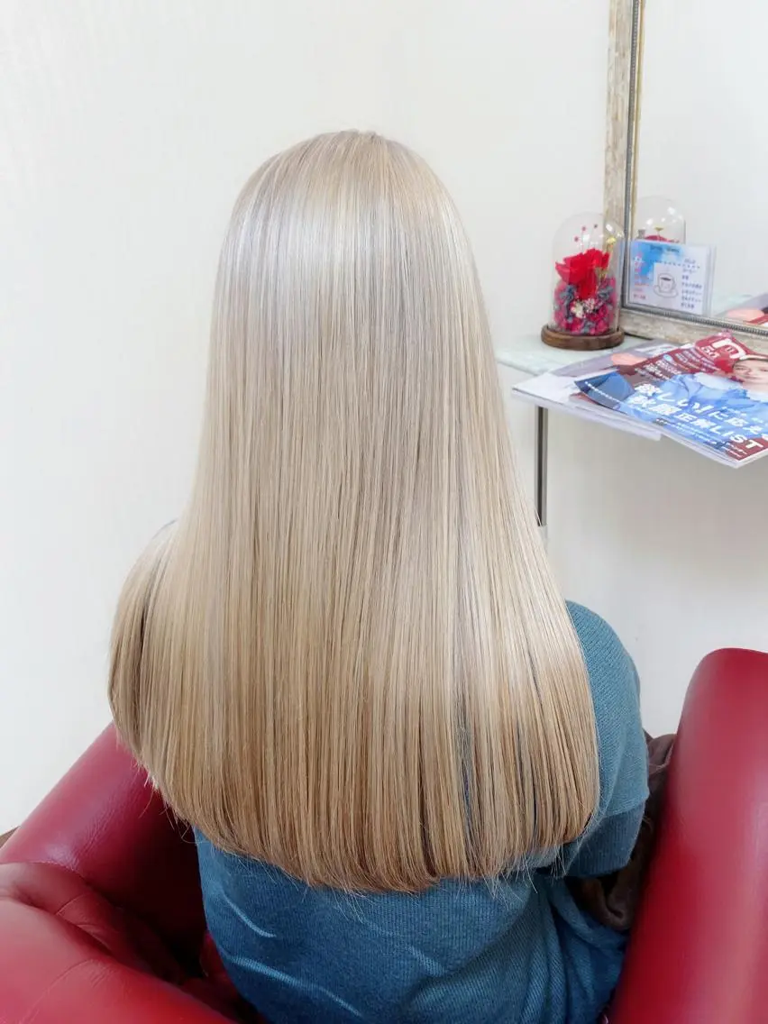 セミロング カラー ブロンド ダブルカラー ホワイトブロンド ヘアカラー トリートメント YURI ✨のヘアスタイル