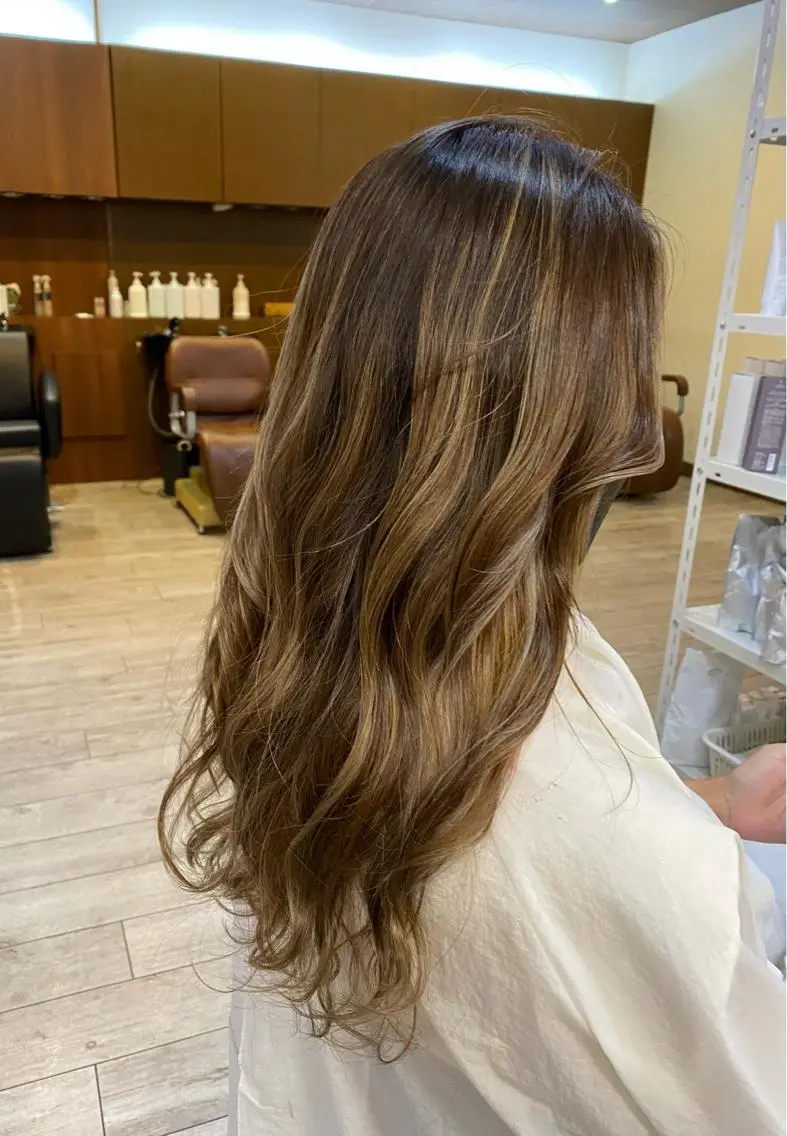 ロング カラー バレイヤージュ ブリーチ ハイライトカラー ハイライト レイヤーカット カット ヘアカラー トリートメント 日比 貴大/ minim hairのヘアスタイル