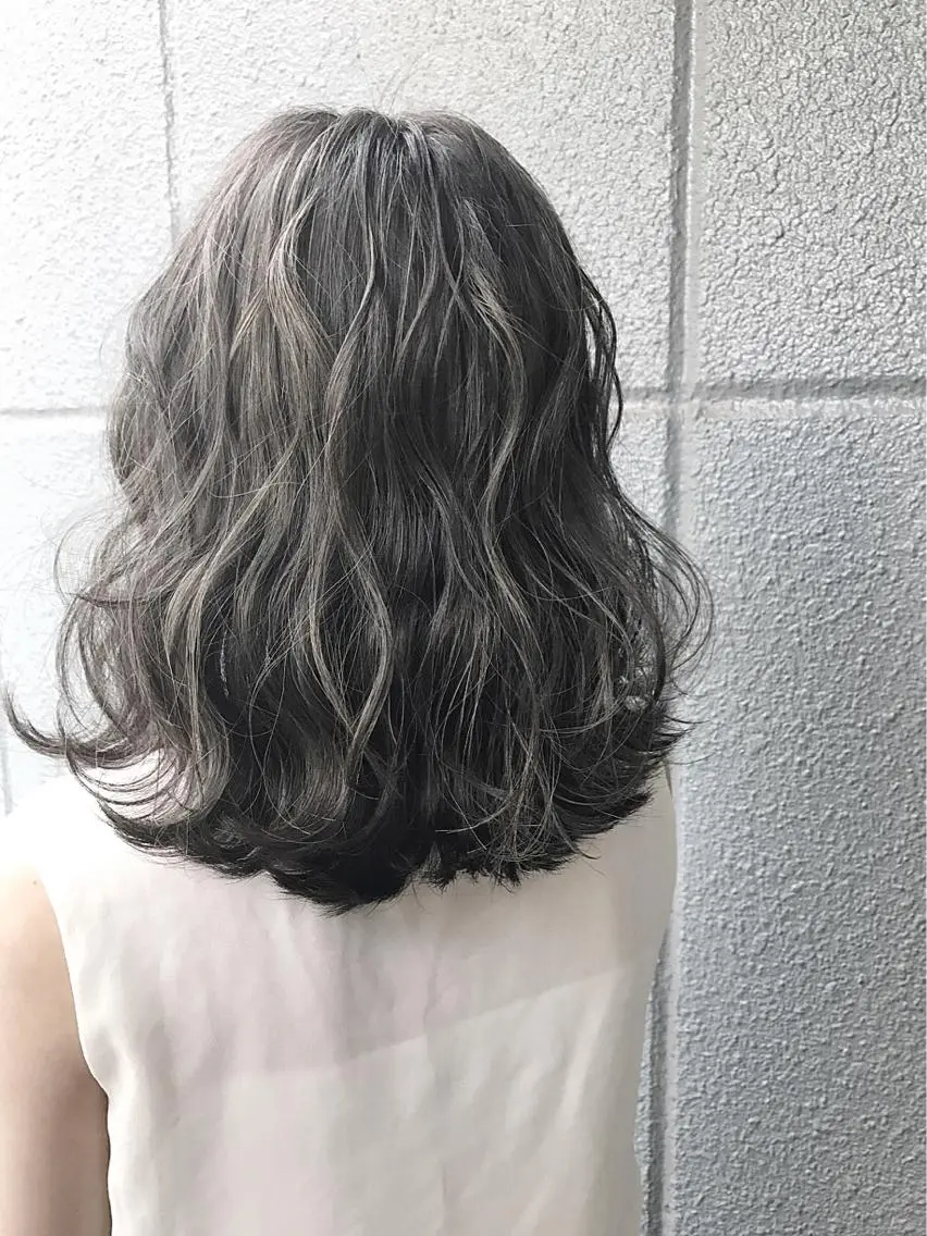 セミロング アッシュ アッシュグレー ハイライト Tsuyoki .のヘアスタイル