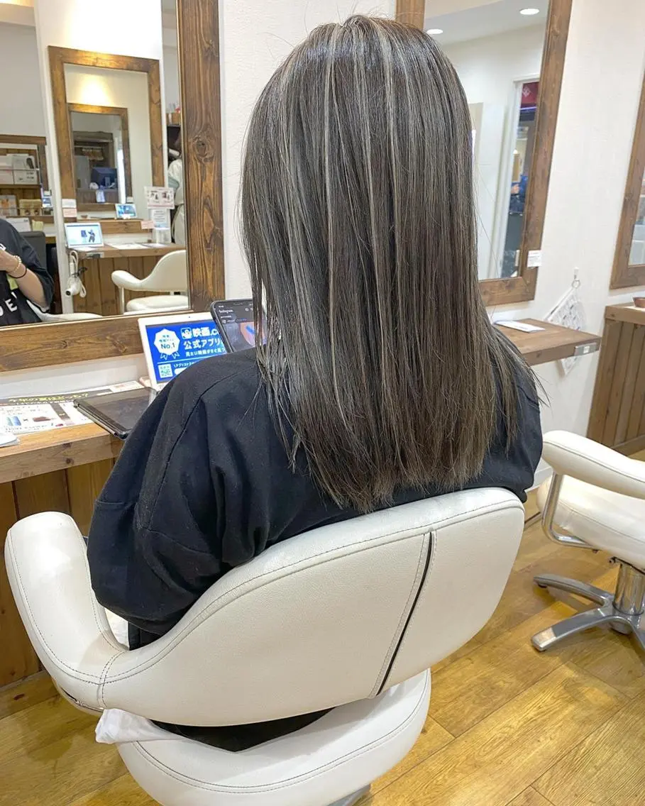 ロング アッシュ 外国人風カラー ハイライト レイヤーカット トリートメント 横浜ブリーチムラ直し ハイトーン/ブリーチのヘアスタイル