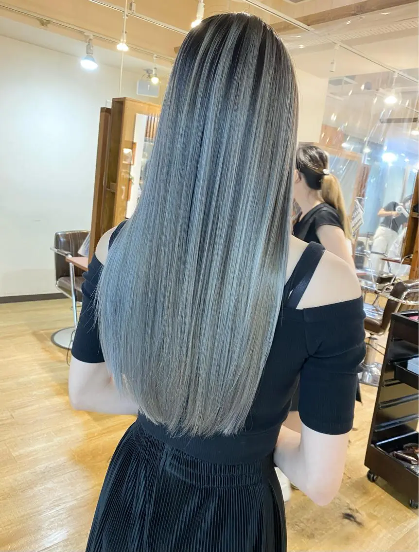 ロング カラー バレイヤージュ レイヤーカット 白髪ぼかし バレイヤージュ志鎌のヘアスタイル