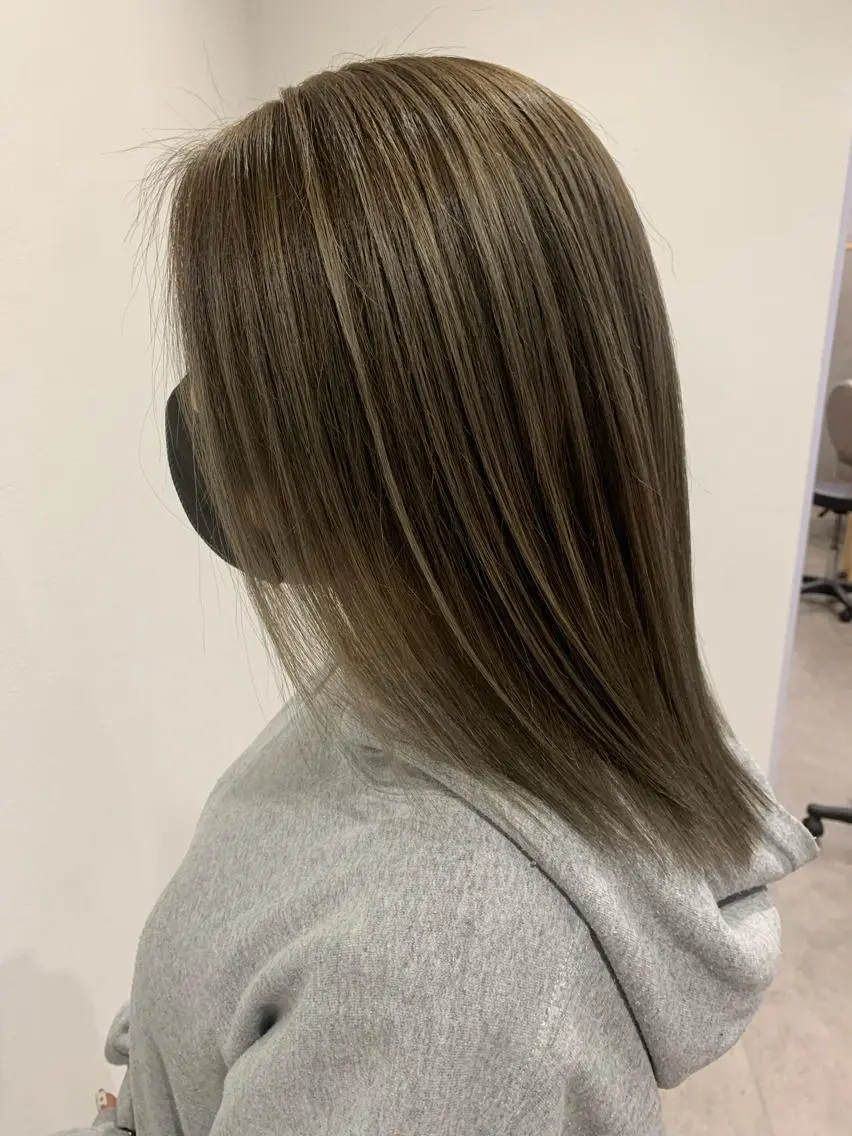 セミロング ハイライト レイヤーカット ヘアカラー ゆきな 5月から復帰のヘアスタイル