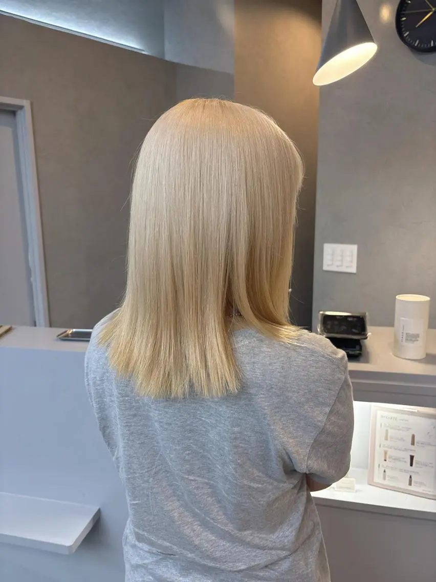 ミディアム カラー ブリーチ 透明感カラー ハイトーンカラー 韓国風ヘア レイヤーカット カット ヘアカラー トリートメント lafit ラフィット 下大利のヘアスタイル