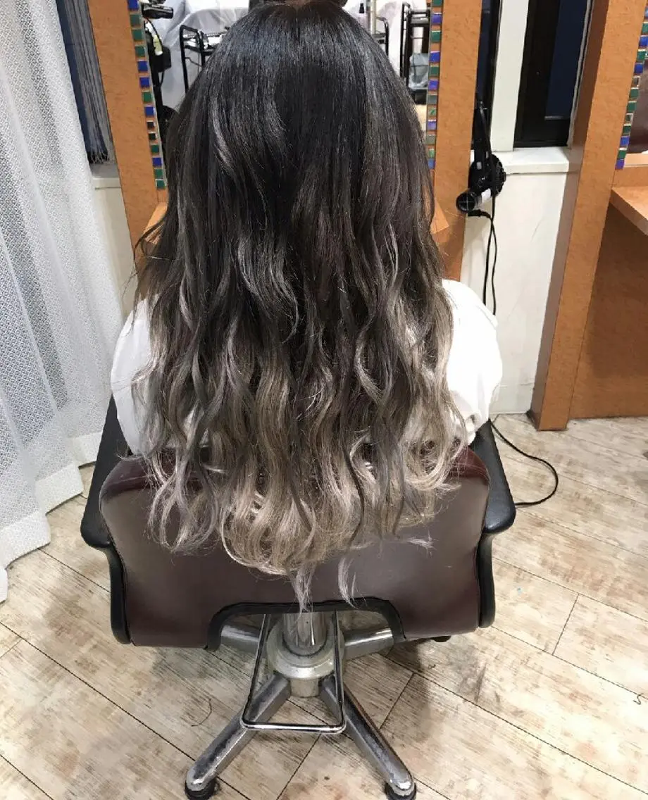 ロング カラー シールエクステ アッシュ ハイライトカラー パープルカラー エクステ 100%髪質改善特化 TRUNSのヘアスタイル