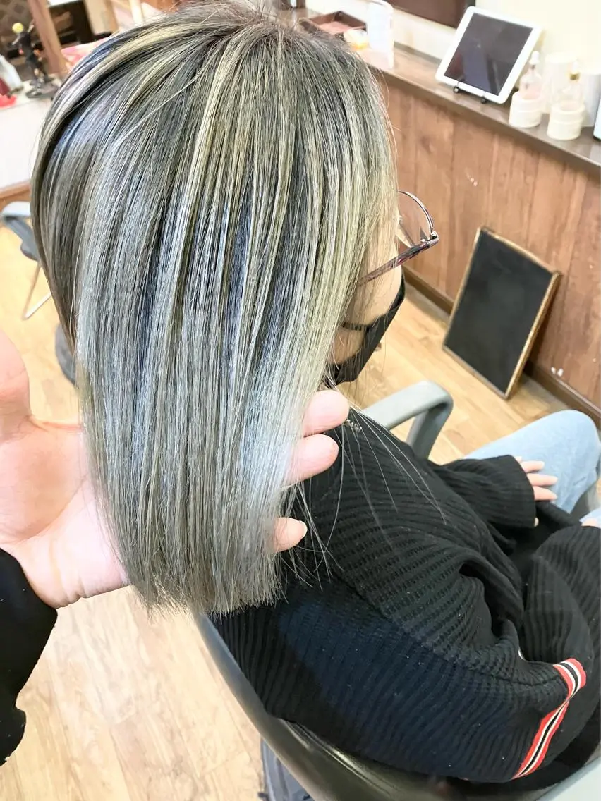 ミディアム カラー バレイヤージュ レイヤーカット ヘアークルーズ ピースのヘアスタイル