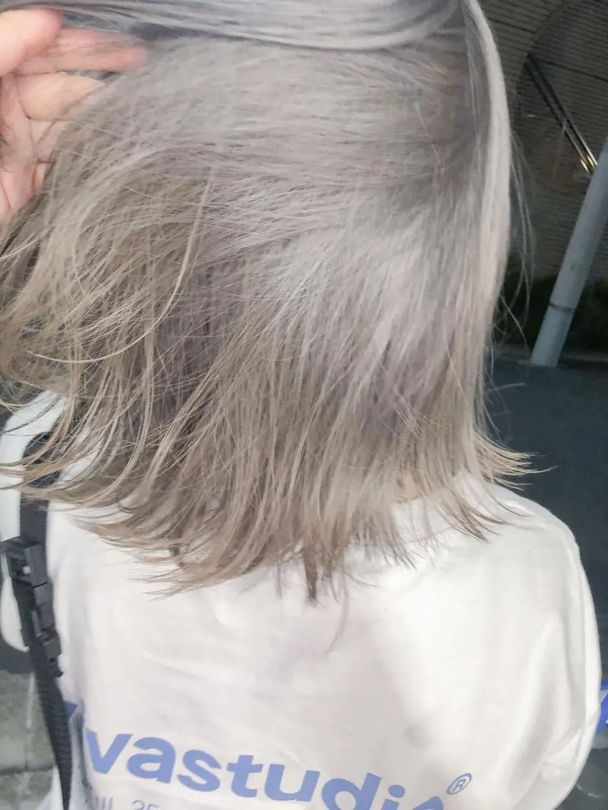 ミディアム カラー ヘアアレンジ ブリーチ ブロンド ハイトーンカラー ホワイトブロンド rii-🩰 トレンドメイクのヘアスタイル