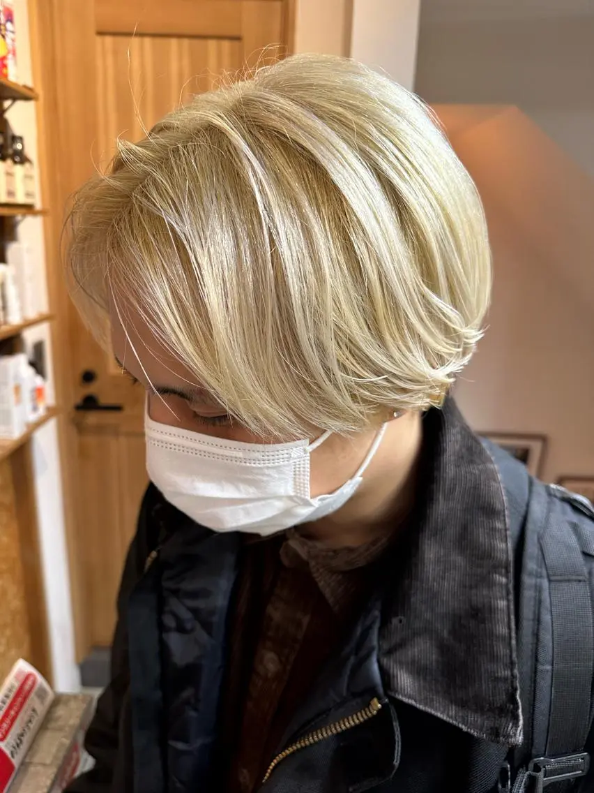 ショート カラー ブリーチ ブロンド ホワイトブロンド カット ヘアカラー トリートメント マツダテ ホノカのヘアスタイル