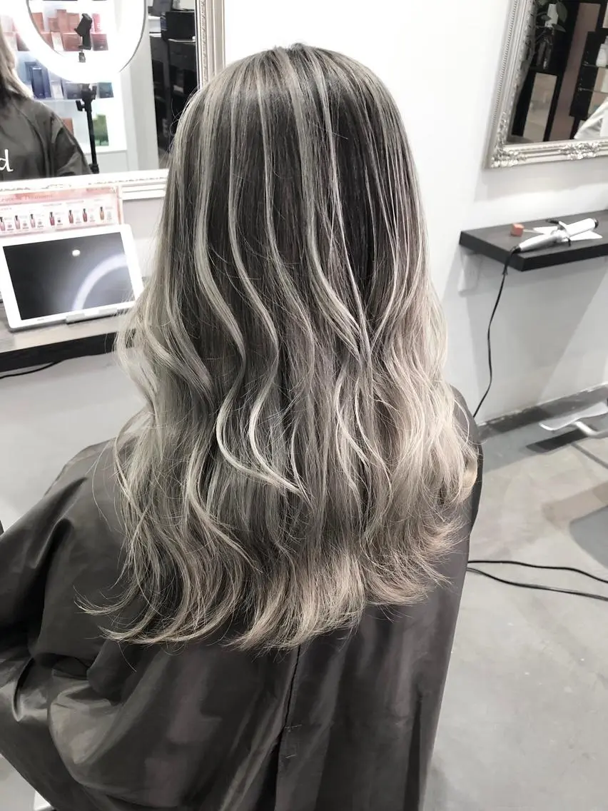 セミロング カラー LOOP hairのヘアスタイル
