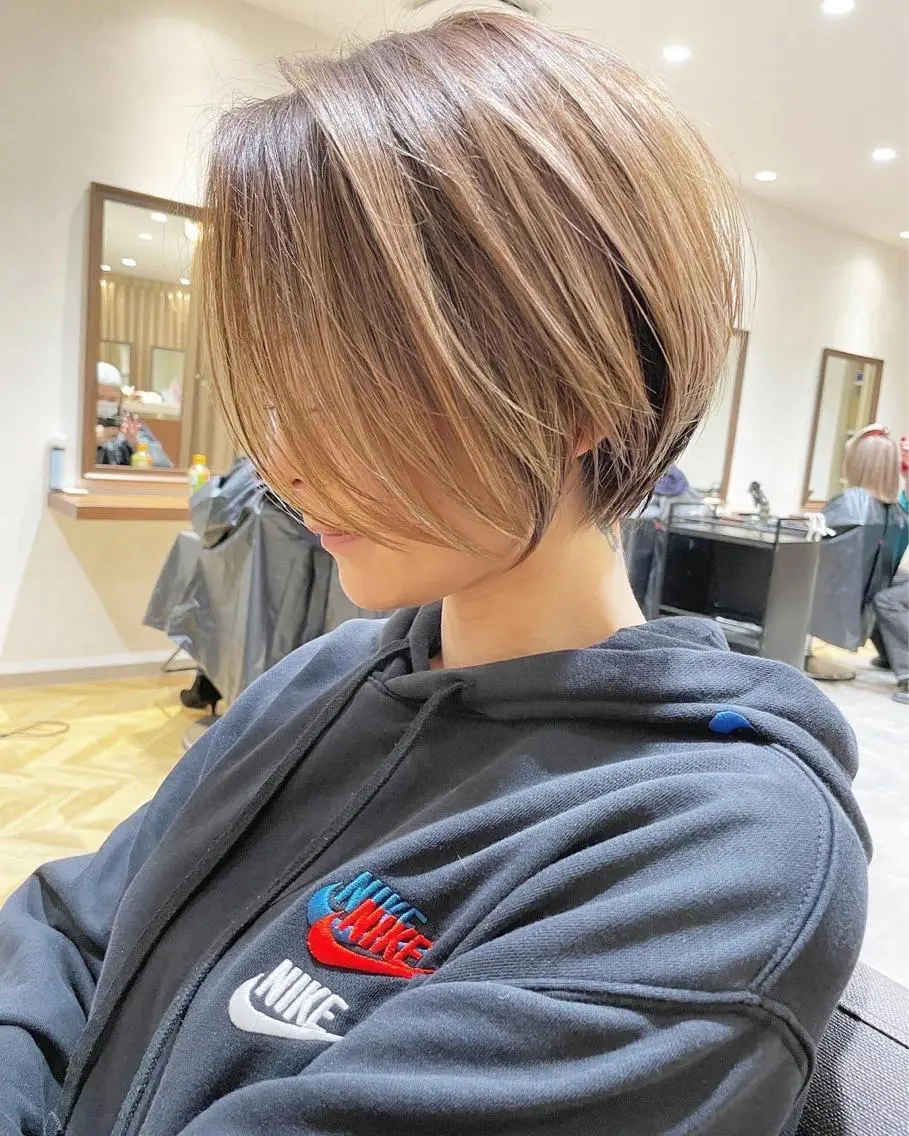 ショート 透明感オリーブ🫒/ ブリーチなしWカラーのヘアスタイル