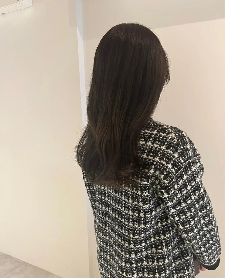 セミロング カラー グレージュ ハイトーンカラー オリーブグレージュ オリーブグレー io濱川 遥のヘアスタイル