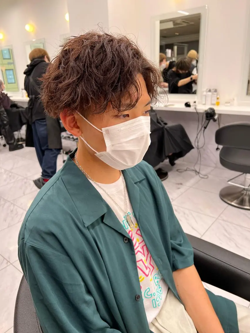 ショート カラー パーマ メンズ センターパート メンズ韓国風 韓国マッシュ マッシュウルフ マッシュ メンズパーマ特化 TAIGAのヘアスタイル