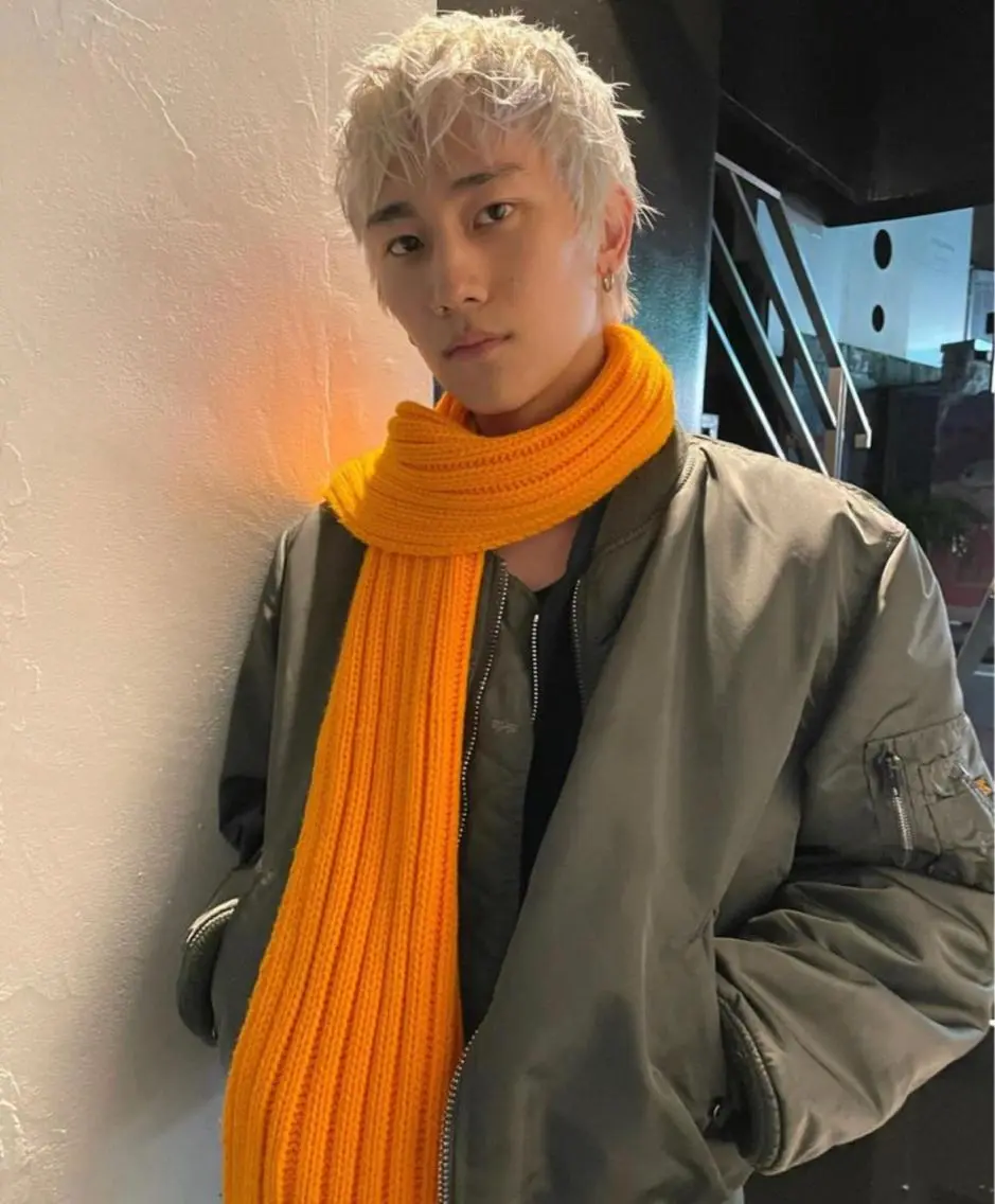 ショート カラー ヘアアレンジ メンズ メンズバレイヤージュ メンズブリーチ センターパート メンズハイライト メンズハイトーン スパイラルパーマ 🌐hina⭐️のヘアスタイル