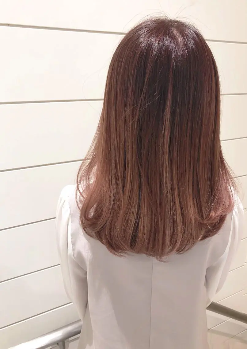 セミロング カラー ベージュカラー グラデーションカラー ピンクカラー ピンクベージュ ヘアカラー トリートメント 🍊新宿南口🍊 ERINAのヘアスタイル