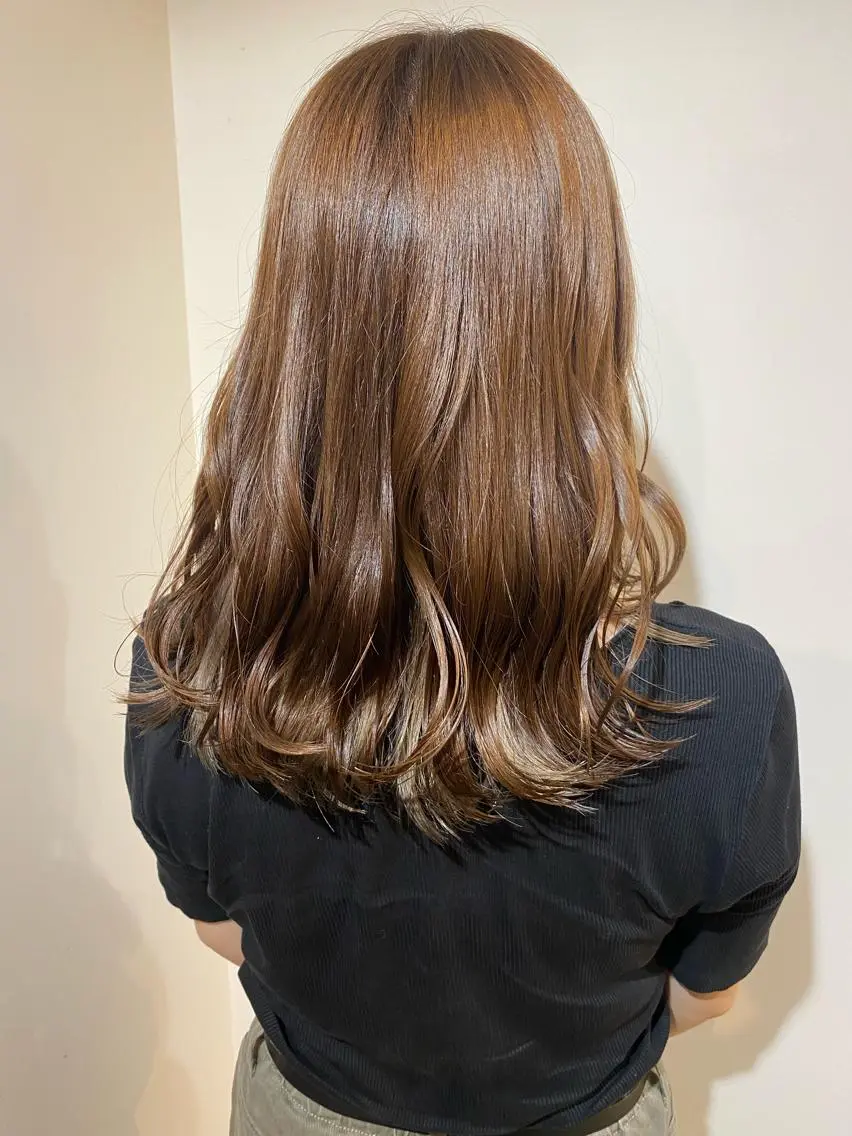 ミディアム カラー ベージュカラー ミルクティーベージュ COLO✨️ 白川綺香のヘアスタイル