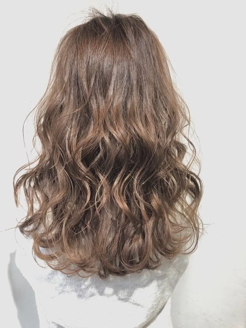 ミディアム 白髪ぼかしハイライト バレイヤージュヤマトのヘアスタイル